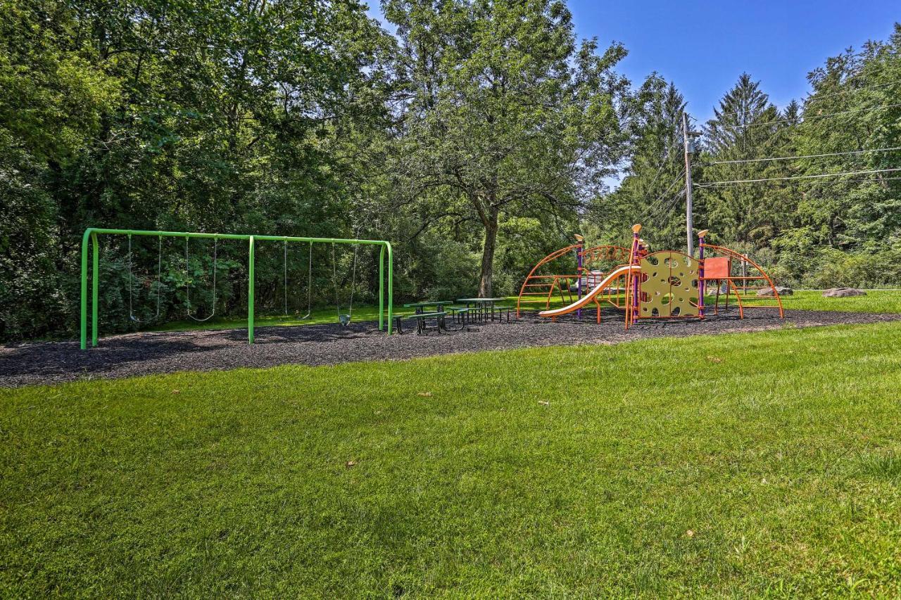 Modern East Stroudsburg Home With Deck And Gas Grill! Exterior photo
