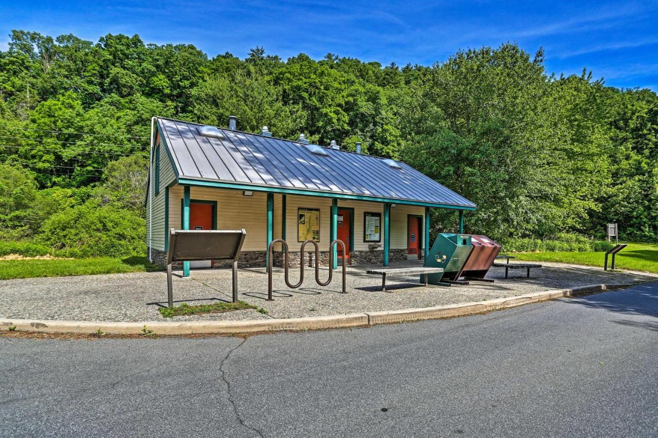 Modern East Stroudsburg Home With Deck And Gas Grill! Exterior photo